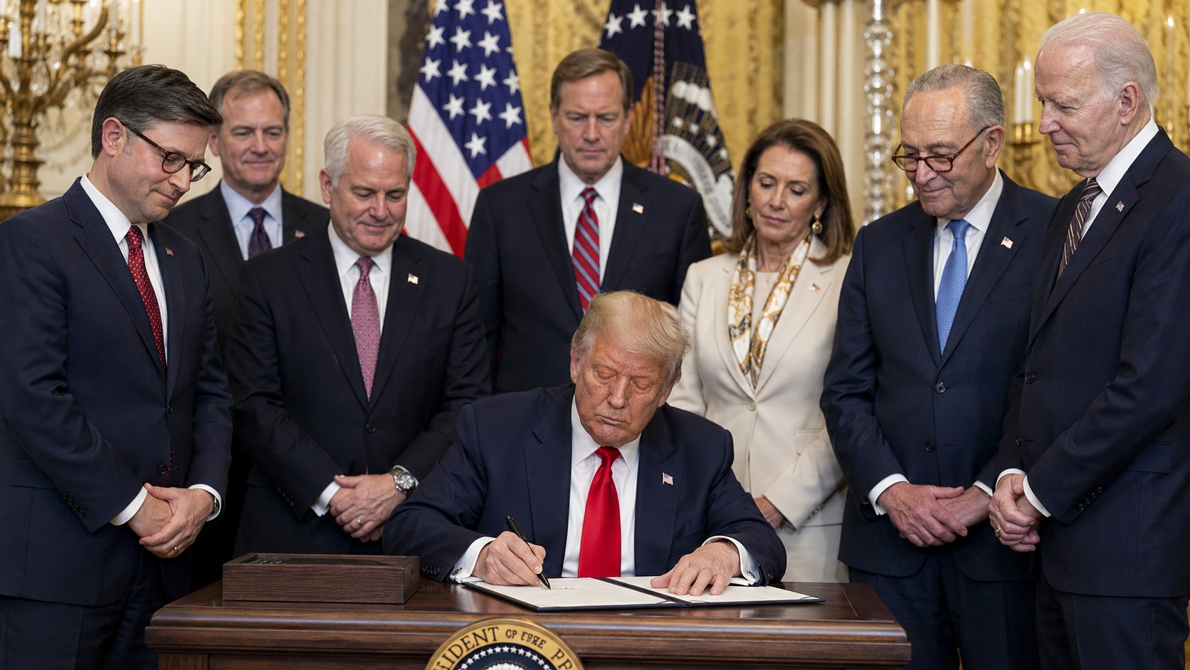 Trump Signs Funding Bill to Avert U.S. Government Shutdown Ahead of Midterms